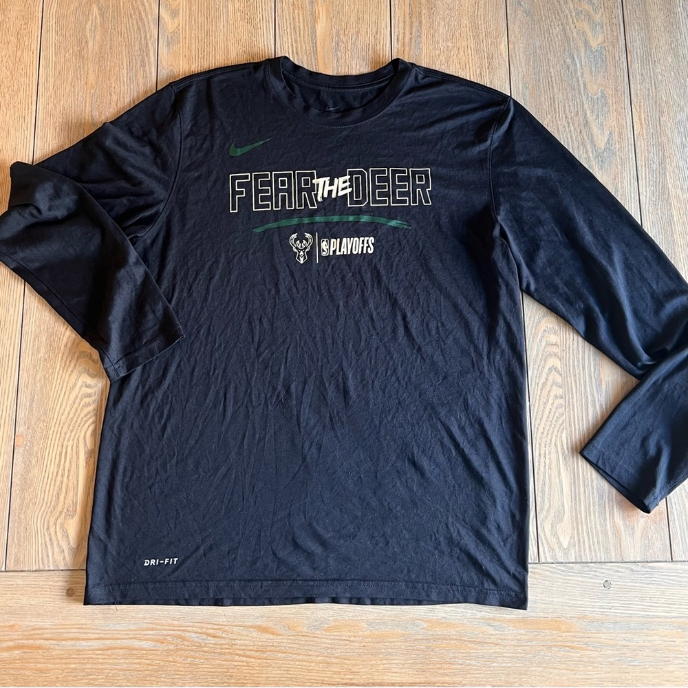 Nike Mikwaukee Bucks Long Sleeve T-Shirt